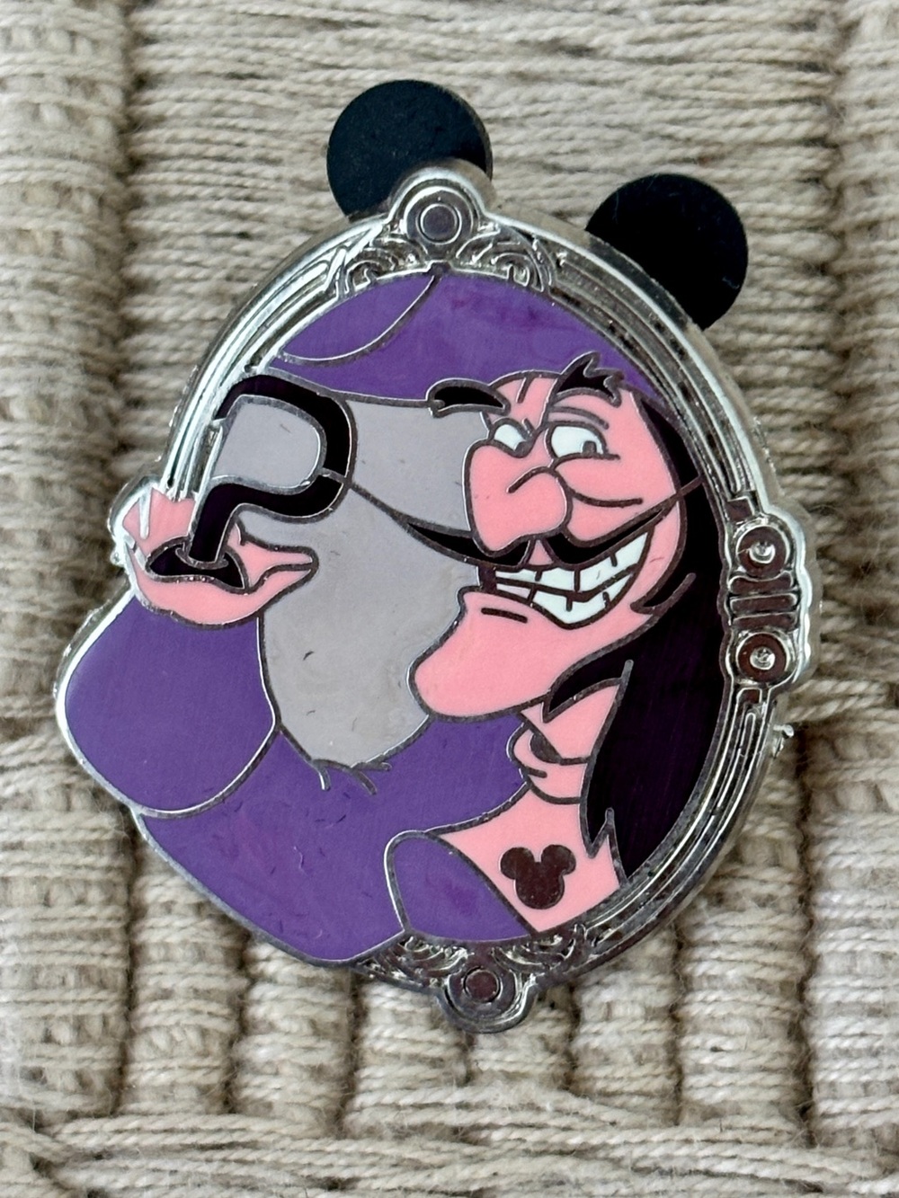 DISNEY 2010 Captain Hook Villains Magic Mirror Pin